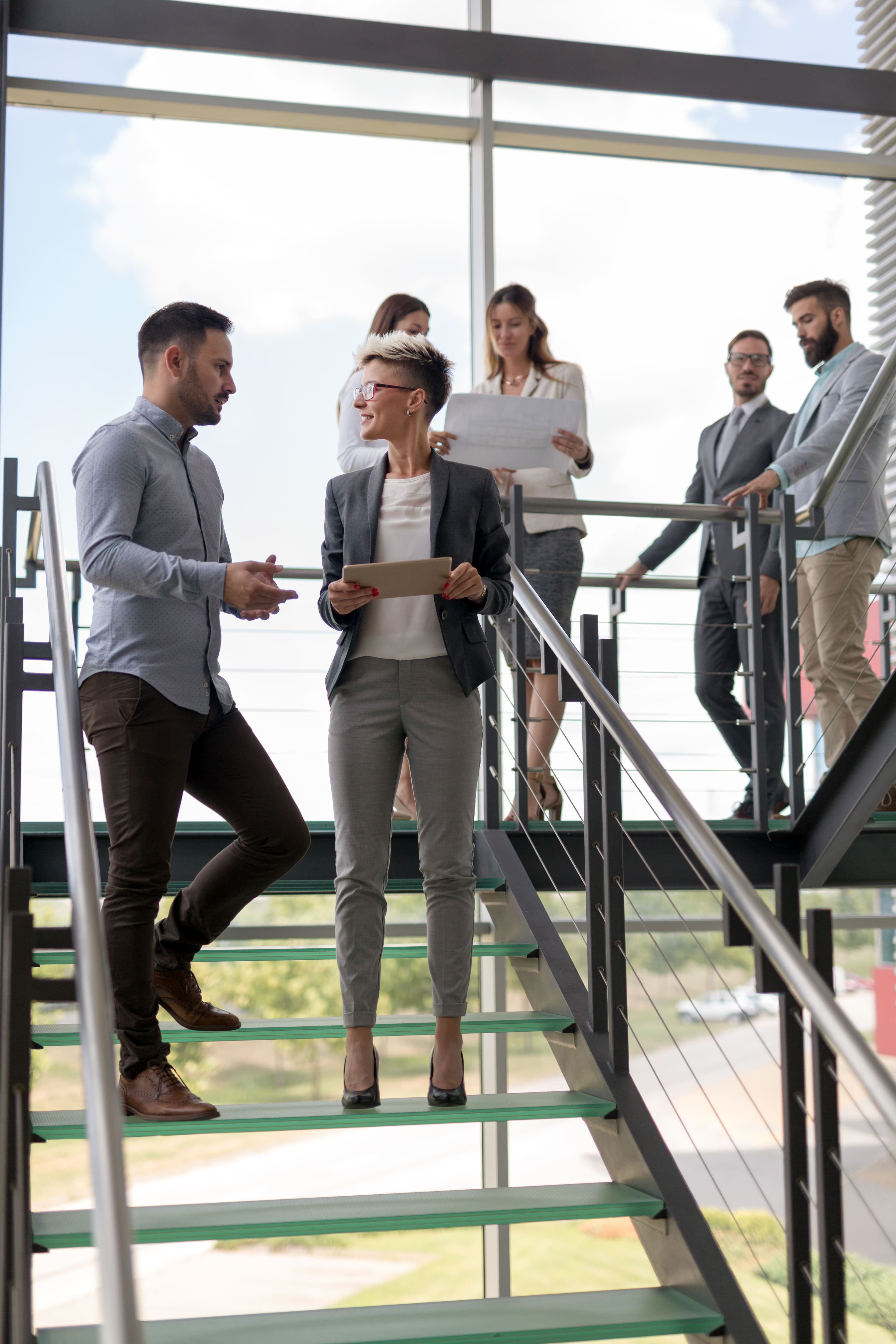 Almacén de textiles con rollos de tela de colores variados